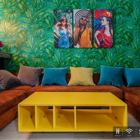 Apartment Excentric & Sea View By Alezzi Navodari